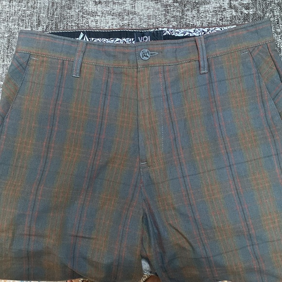 Men’s Volcom Plaid Shorts - Picture 2 of 7
